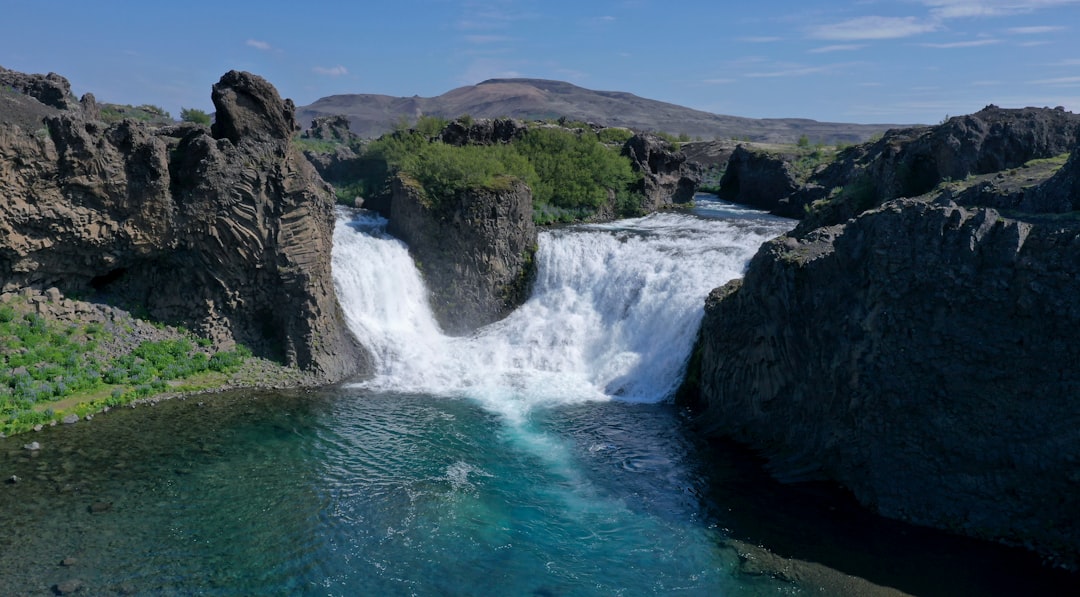Hjálparfoss: Die Zwillingsfälle im Basalt-Amphitheater - Hjálparvegur 3361 | Secret World Trip Planner