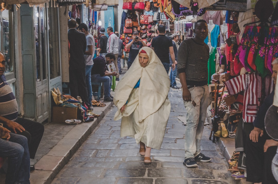 Die Souks von Tunis: Düfte und Farben in der Medina - Q5WC+J77 | Secret World Trip Planner