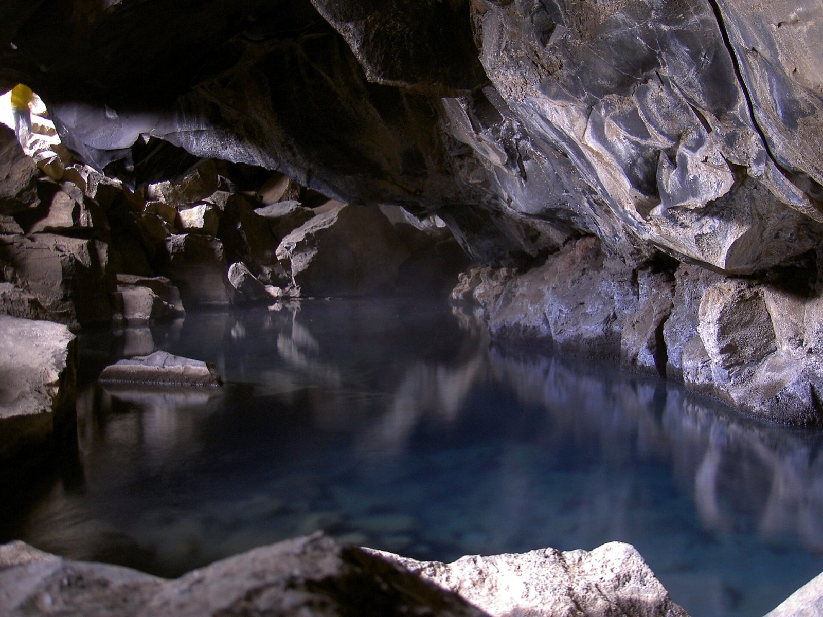 Scopri Grjótagjá: la meravigliosa grotta d'Islanda - Road 860 | Secret World Trip Planner
