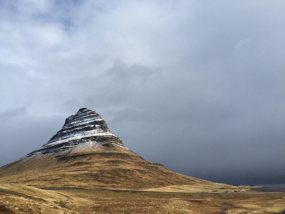 Kirkjufell: La Montagna Iconica dell'Islanda - Grundarfjörður | Secret World Trip Planner