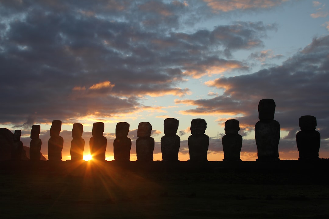 Ahu Tongariki: 15 Moai bei Sonnenaufgang auf Rapa Nui - Isola di Pasqua | Secret World Trip Planner