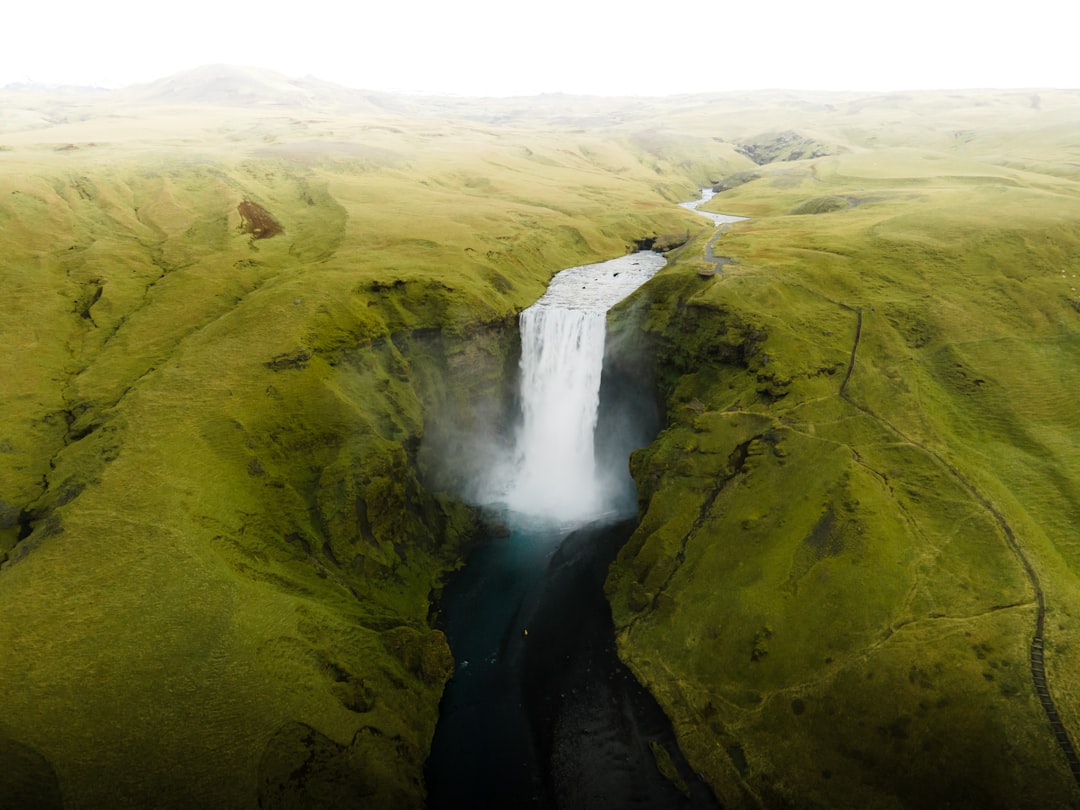 Skógafoss: Der 60 Meter hohe Wasserfall, der dich durchnässt — Skógafoss