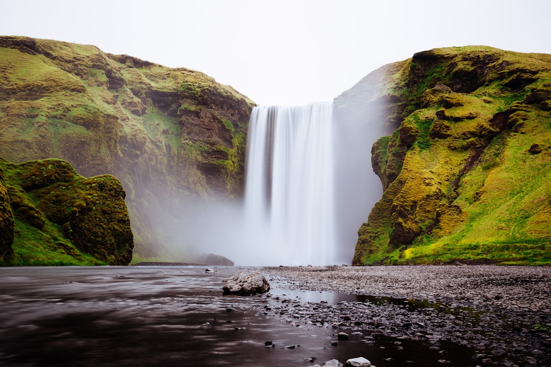 Skógafoss: Der 60 Meter hohe Wasserfall, der dich durchnässt - Skógafoss | Secret World Trip Planner