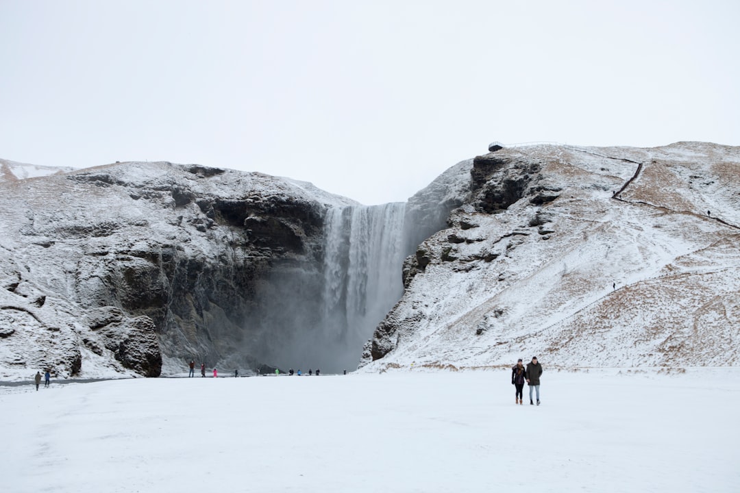 Skógafoss: Der 60 Meter hohe Wasserfall, der dich durchnässt - Skógafoss | Secret World Trip Planner