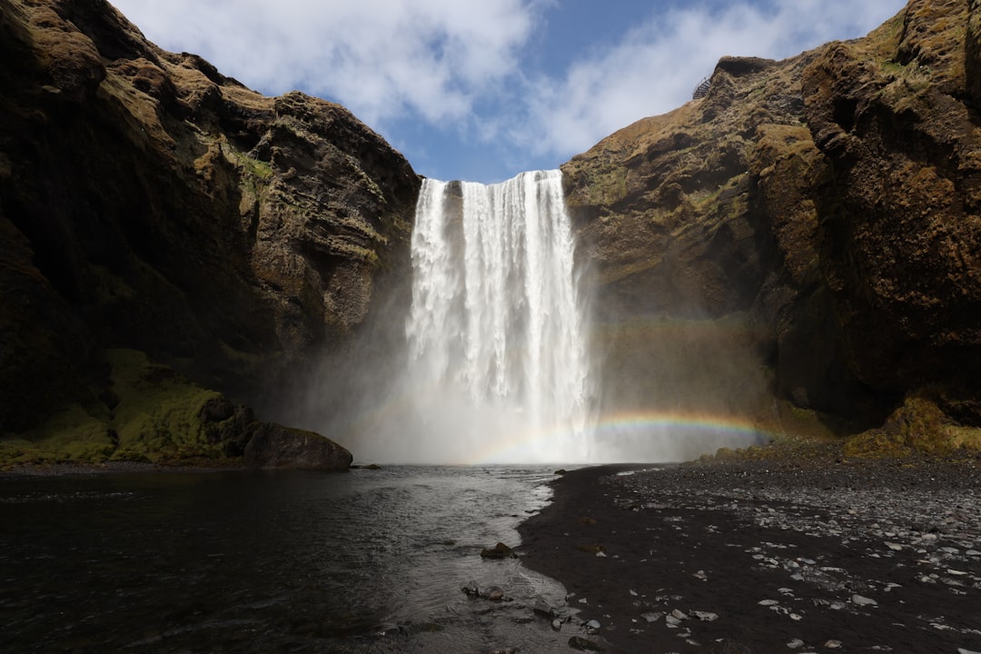 Skógafoss: Der 60 Meter hohe Wasserfall, der dich durchnässt - Skógafoss | Secret World Trip Planner