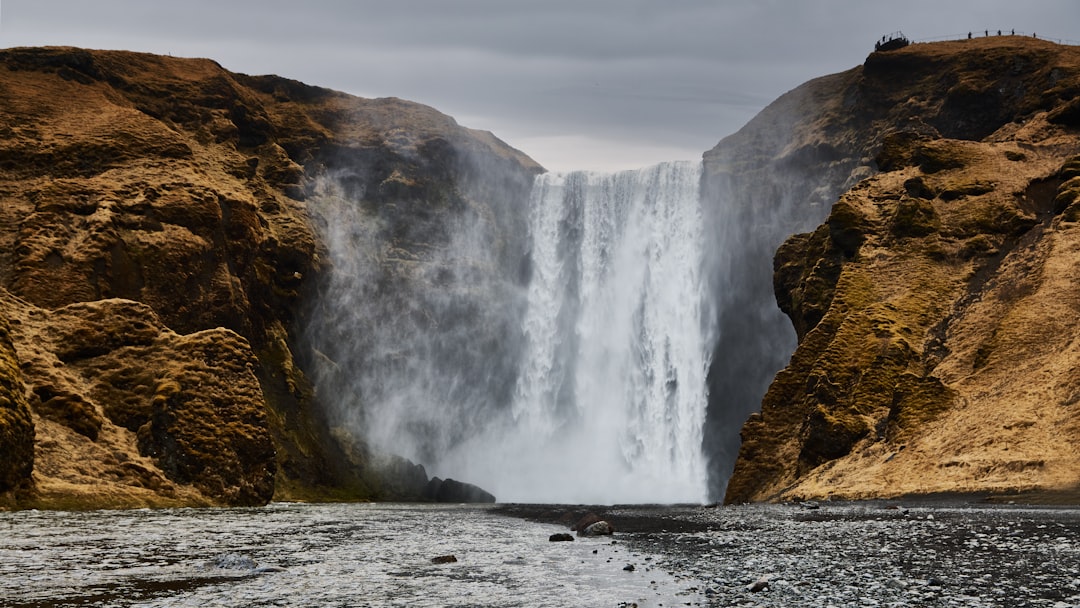 Skógafoss: Der 60 Meter hohe Wasserfall, der dich durchnässt - Skógafoss | Secret World Trip Planner