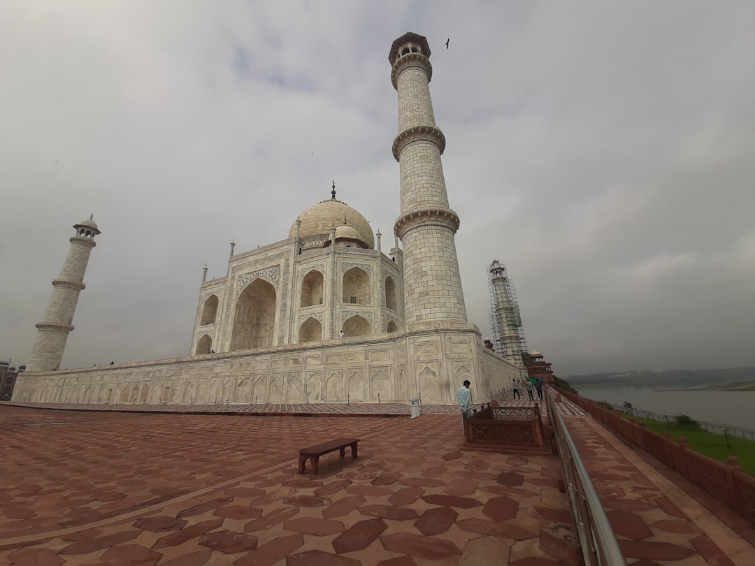 Taj Mahal bei Sonnenaufgang: Farben am Yamuna — Agra