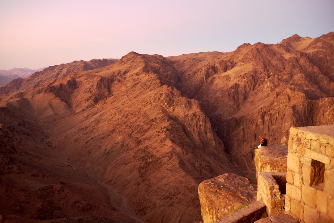 Scopri il Monte Sinai: un viaggio tra natura e spiritualità | Secret World Trip Planner