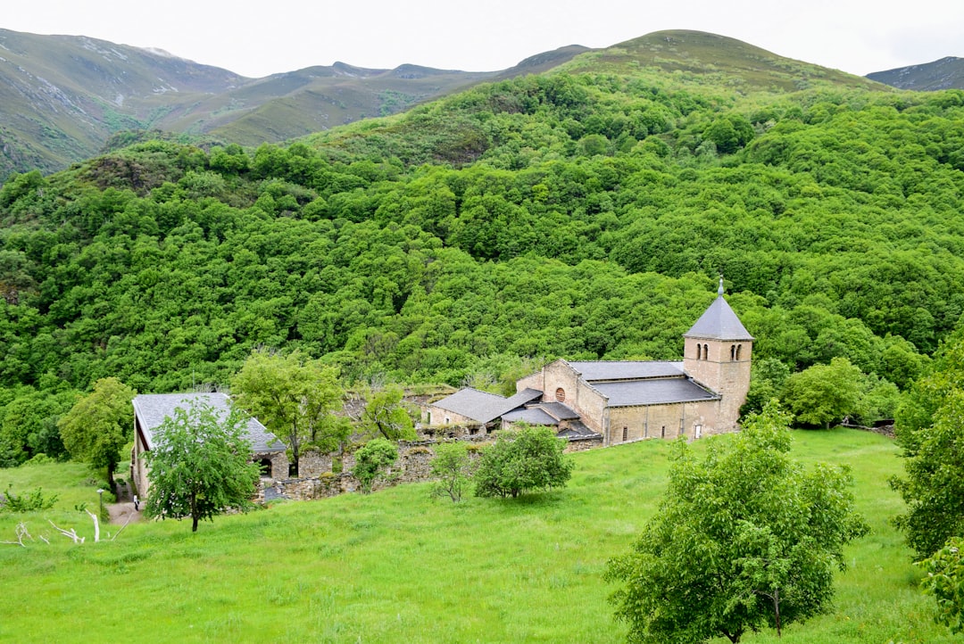 Monastero di Geghard: pietra, silenzio e fede in Armenia - 4RR9+74 | Secret World Trip Planner