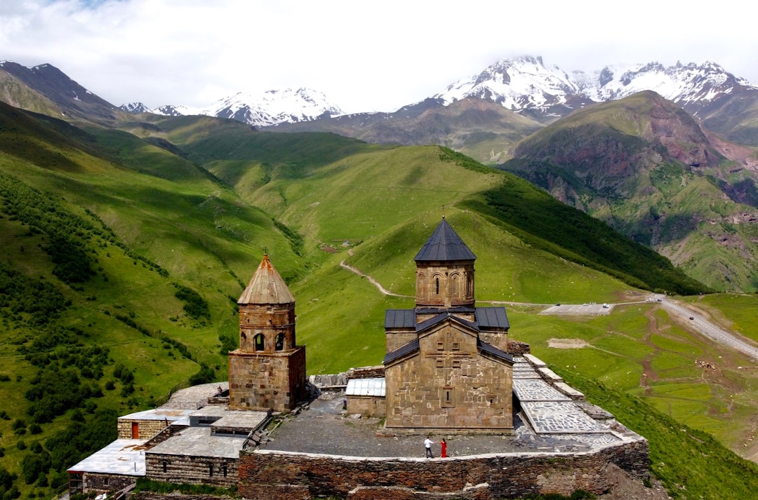Geghard: il monastero armeno scavato nella roccia — 4RR9+74