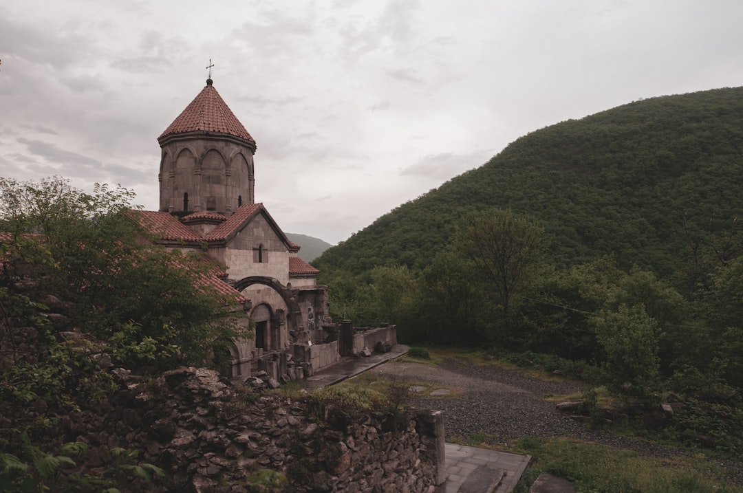 Geghard: il monastero armeno scavato nella roccia - 4RR9+74 | Secret World Trip Planner