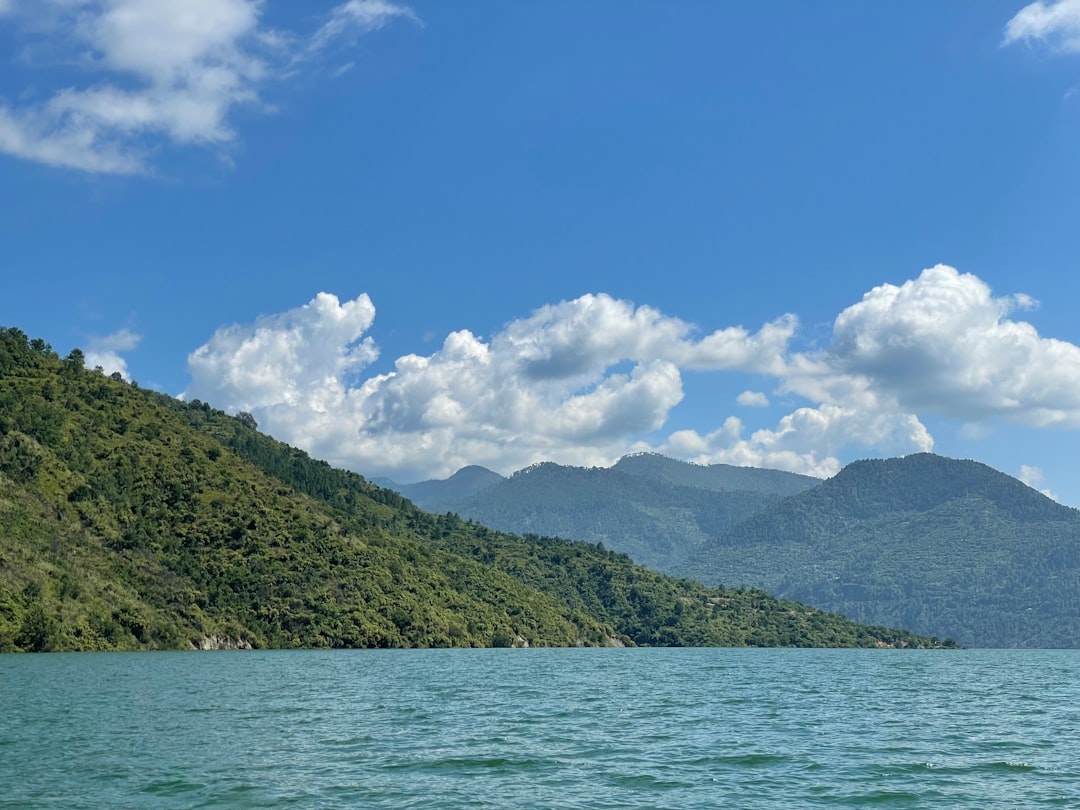 Lago Phewa, Pokhara: Spiegel des Annapurna - Lago Phewa | Secret World Trip Planner