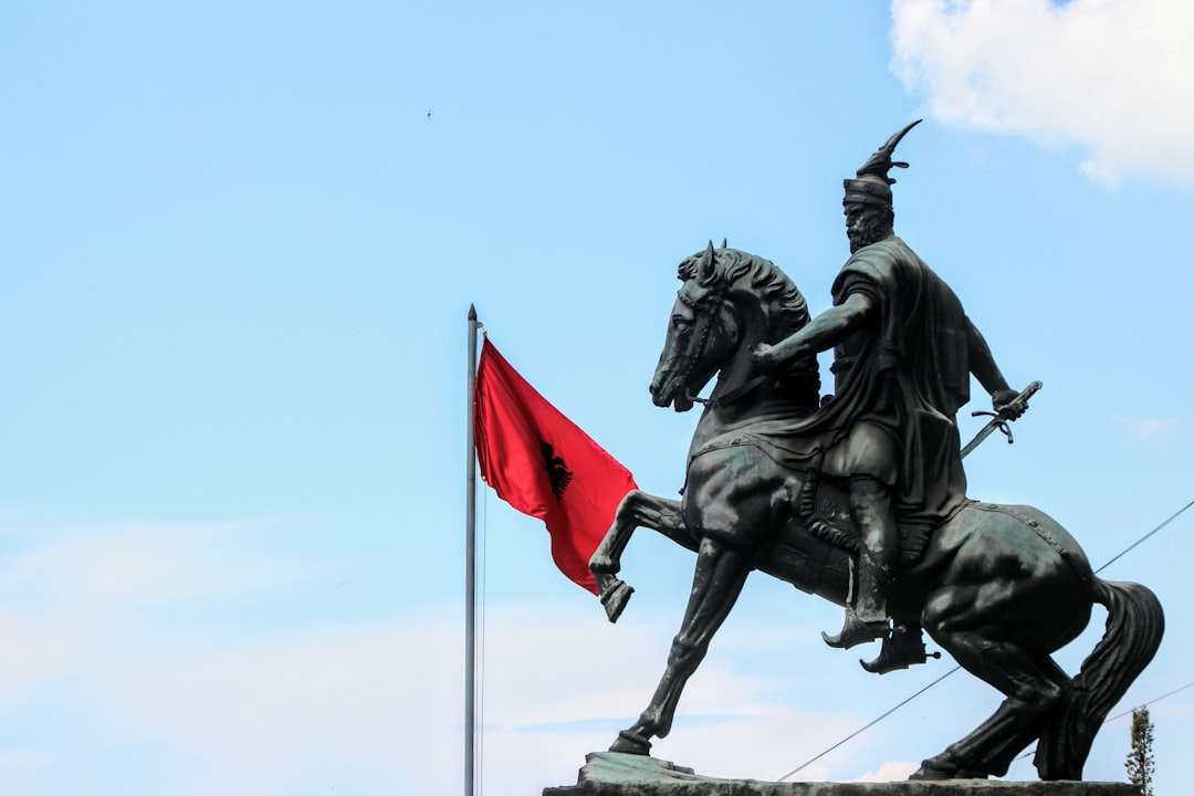 Denkmal der Unabhängigkeit: Symbol der albanischen Freiheit — Vlorë