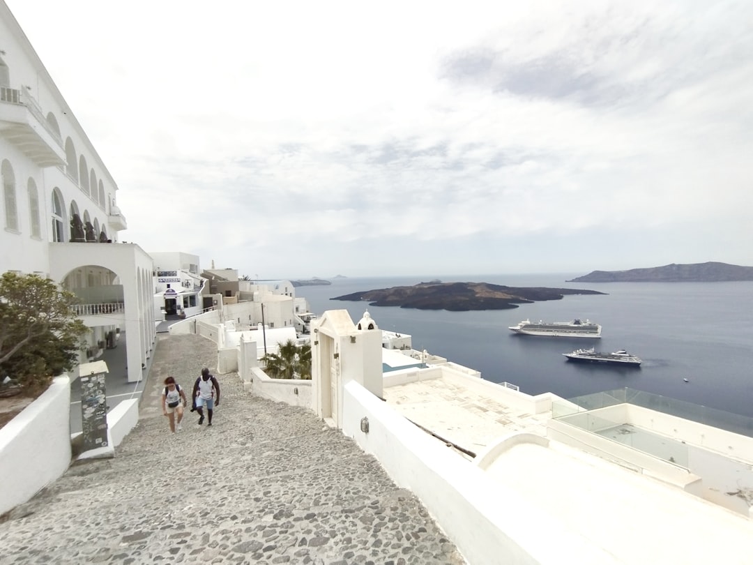 Il trekking da Fira a Oia: il sentiero della caldera - CCPF+X3 | Secret World Trip Planner