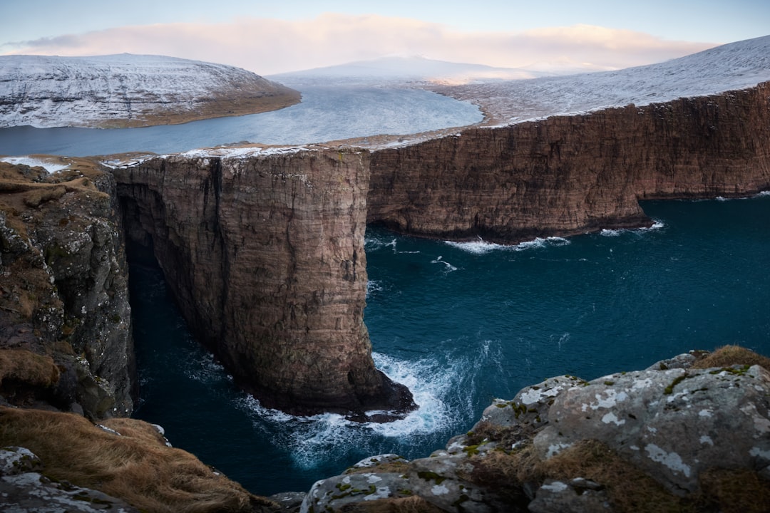 Sørvágsvatn: The Lake That Floats Above the Ocean — Sørvágsvatn