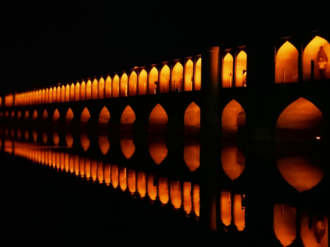 Si-o-se Pol: il ponte dei 33 archi di Esfahan - Esfahan | Secret World Trip Planner