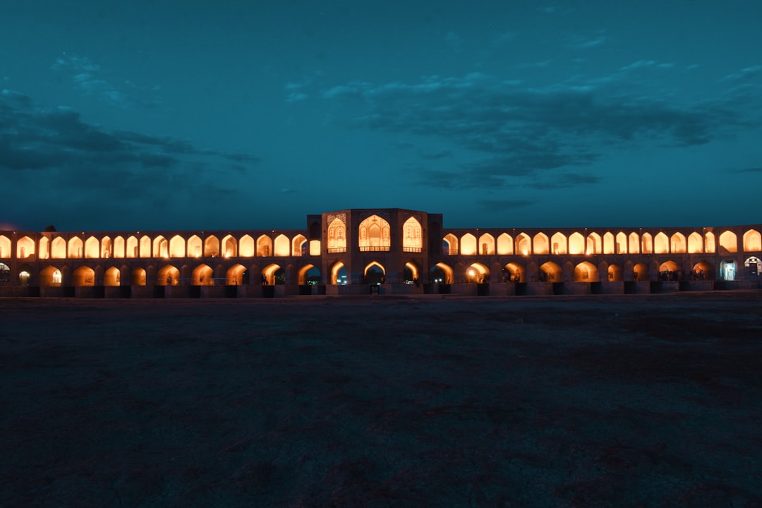 Si-o-se Pol: Die 33 Bögen Brücke von Isfahan - Esfahan | Secret World Trip Planner
