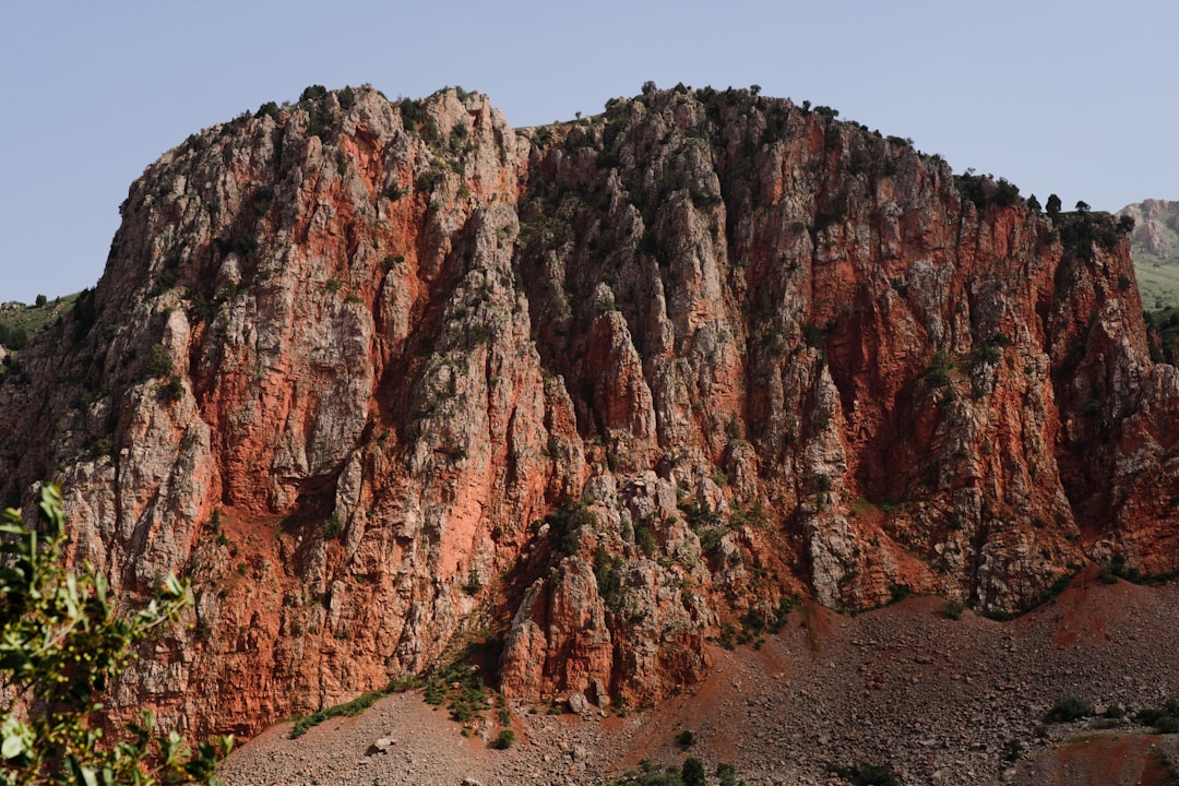 Noravank: il monastero armeno nella gola di roccia rossa - Noravank Monastery Rd | Secret World Trip Planner
