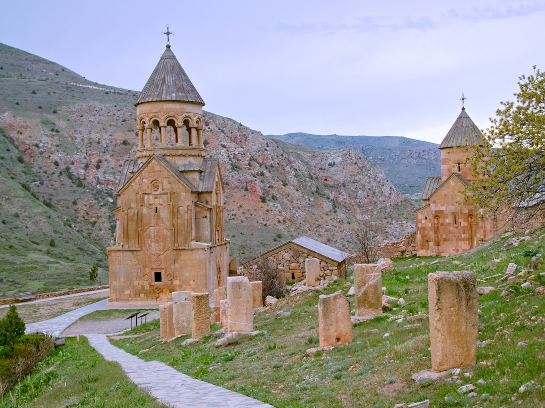 Noravank: il monastero armeno nella gola di roccia rossa - Noravank Monastery Rd | Secret World Trip Planner