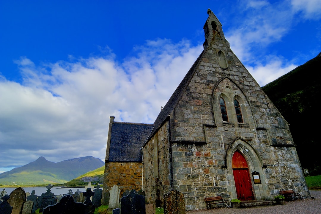 Entdecken Sie die Clifton Parish Church in Coatbridge, Schottland - North Lanarkshire | Secret World Trip Planner