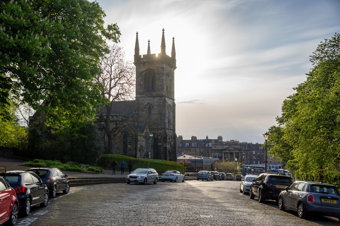Entdecken Sie die Clifton Parish Church in Coatbridge, Schottland - North Lanarkshire | Secret World Trip Planner