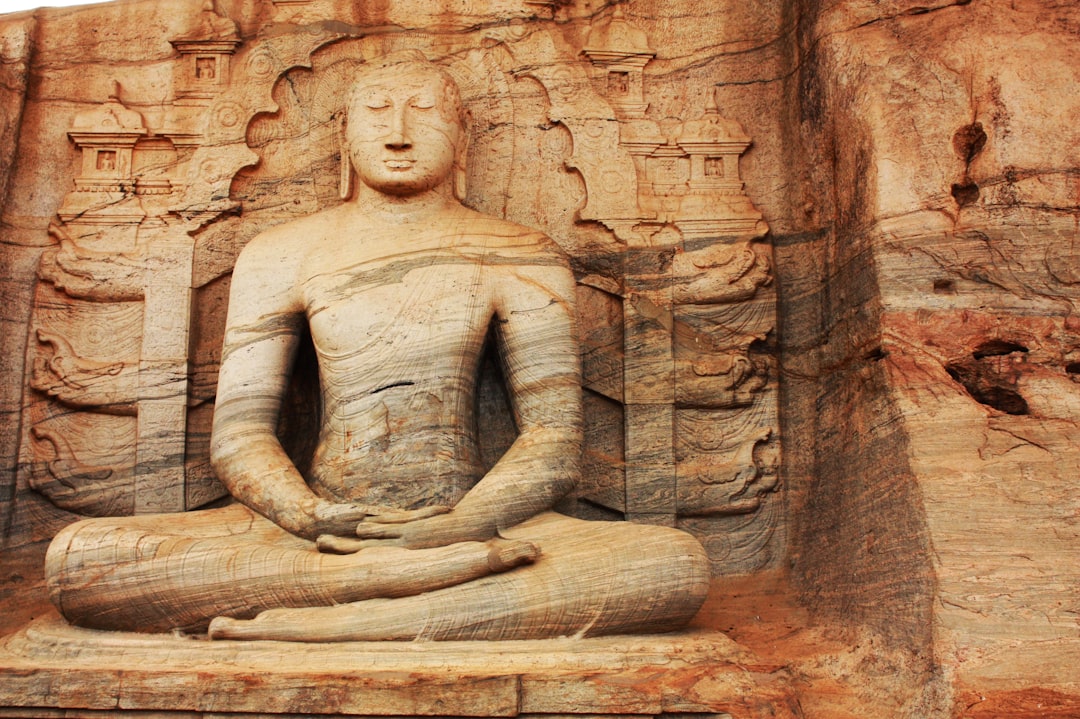 Entdecken Sie Gal Viharaya: ein kultureller Schatz Sri Lankas — Nissankamallapura