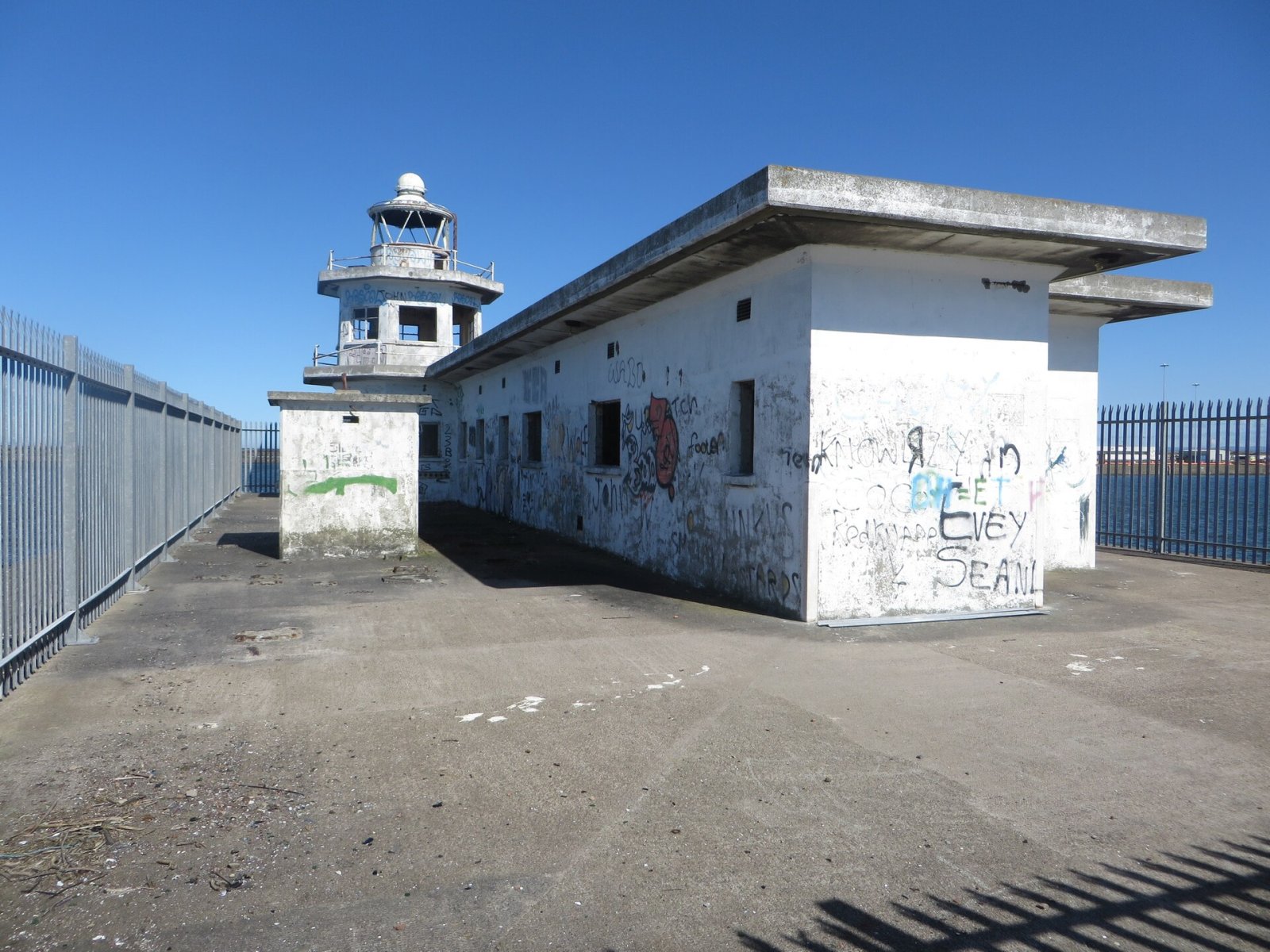 Discover the Leith West Breakwater Lighthouse in Scotland — Leith