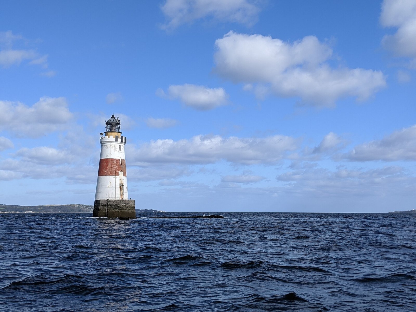 Entdecken Sie den Oxcars-Leuchtturm: Ein Schatz Schottlands — 2PF9+2V Burntisland