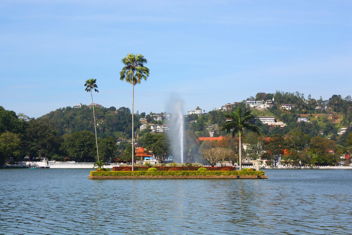 Il sentiero del Lago Kandy: passeggiata tra templi e storia coloniale - lago Kandy | Secret World Trip Planner