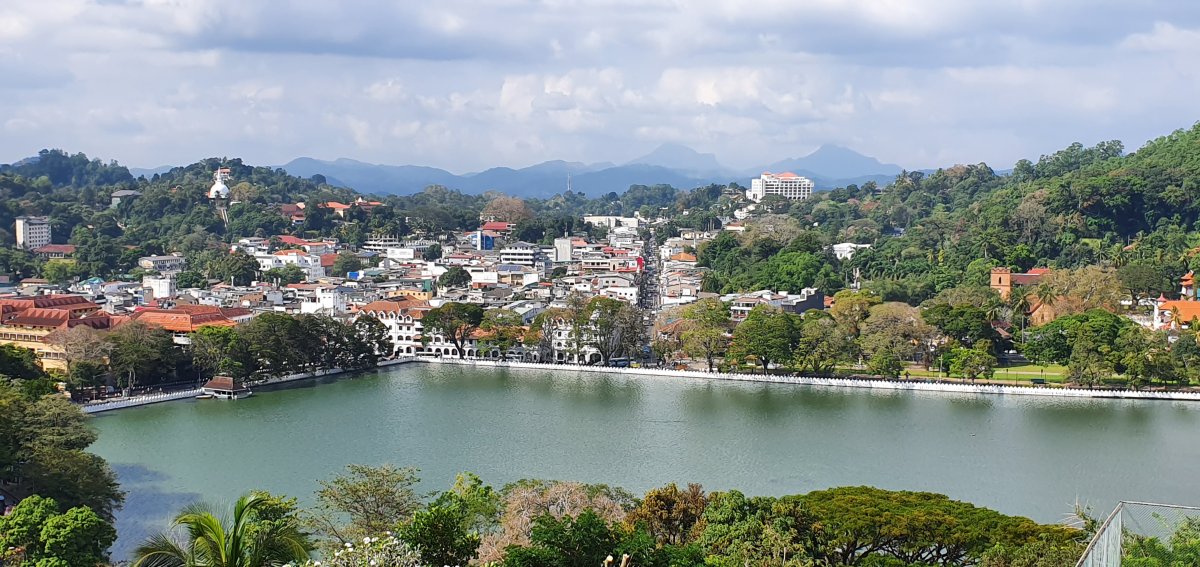 Der Kandy-Seeweg: Spaziergang zwischen Tempeln und Kolonialgeschichte - lago Kandy | Secret World Trip Planner