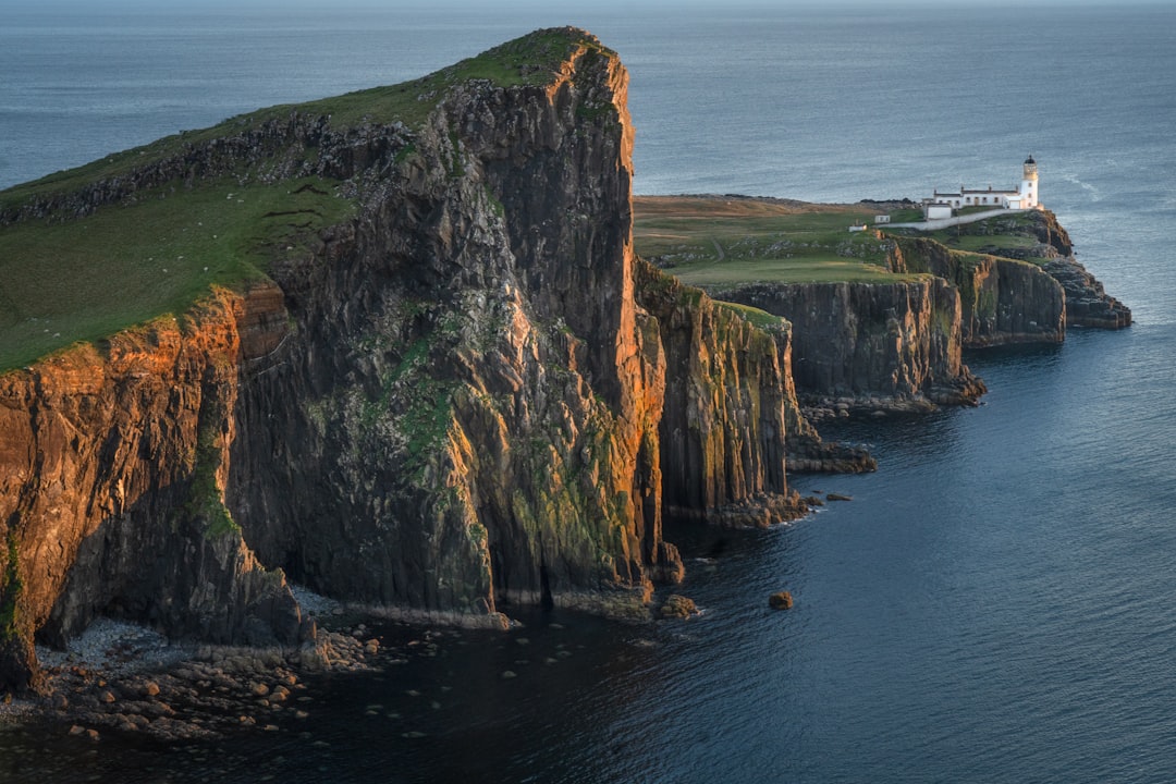 Dyrhólaey Leuchtturm: Wächter über Islands schwarzem Meer - CV29+VWV | Secret World Trip Planner