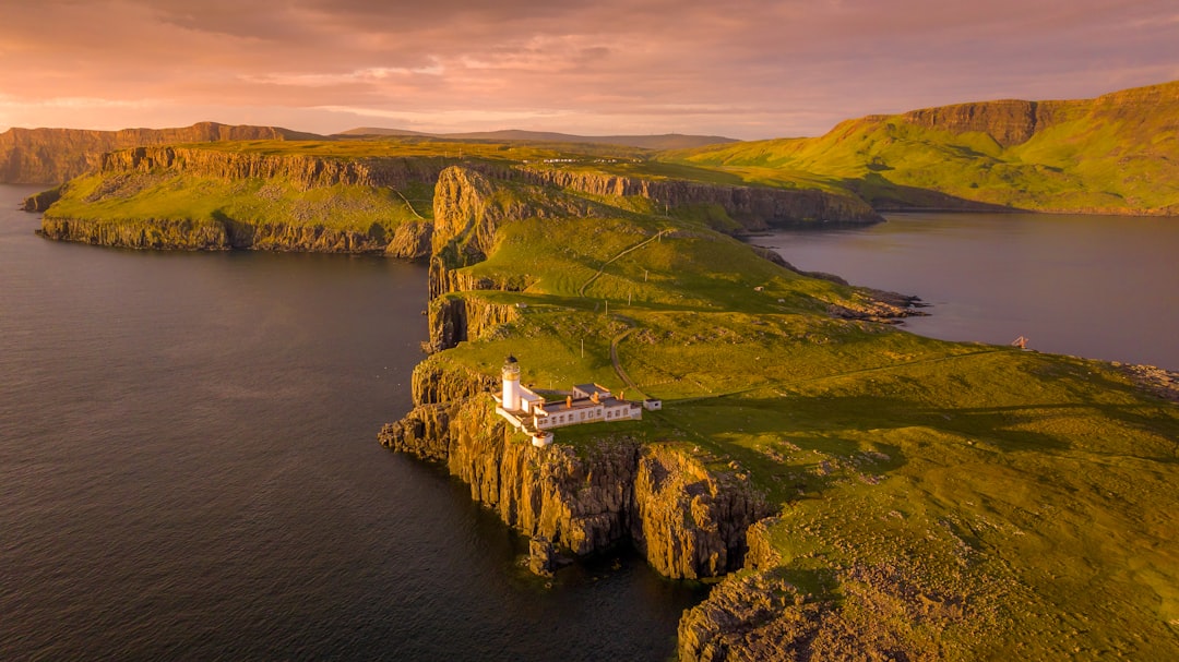 Dyrhólaey Leuchtturm: Wächter über Islands schwarzem Meer - CV29+VWV | Secret World Trip Planner