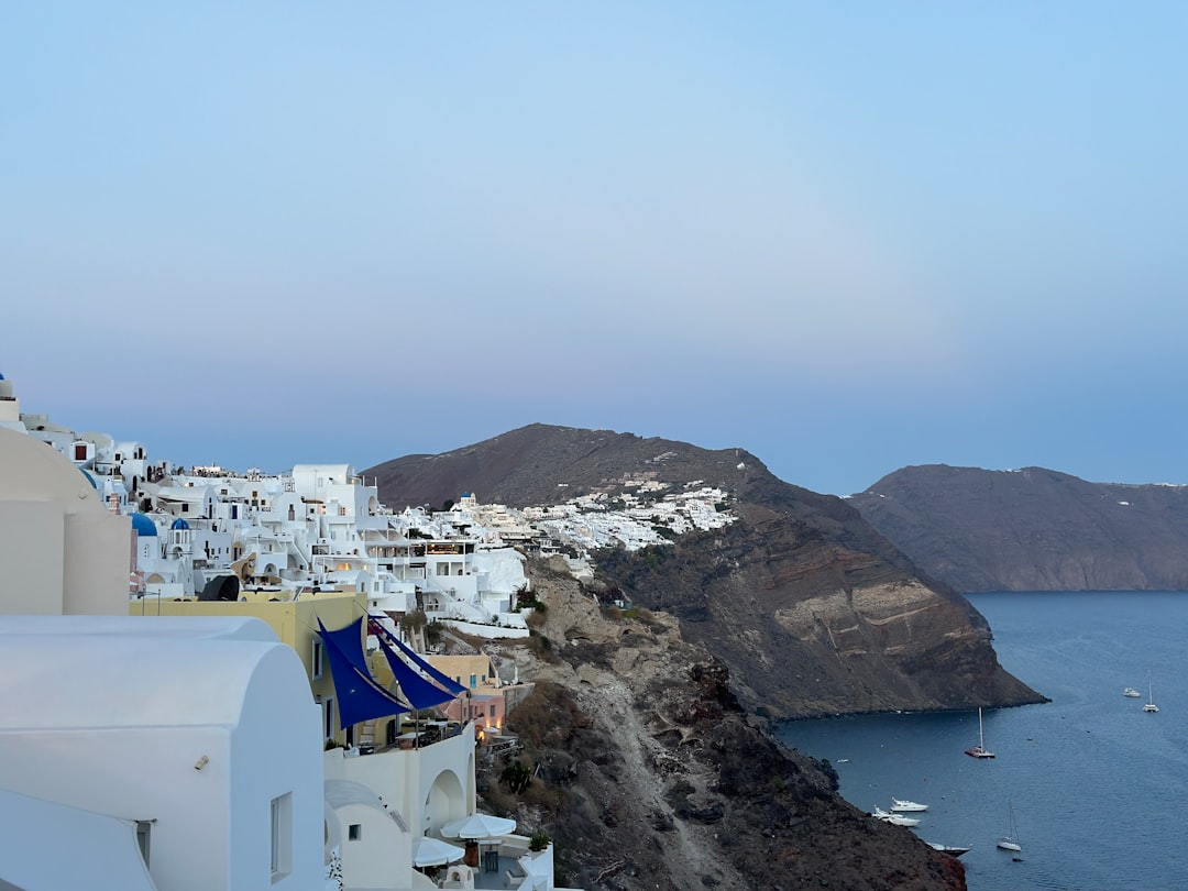 Santorin Weinpfade: Assyrtiko und Caldera in Oia - Oia 847 02 | Secret World Trip Planner