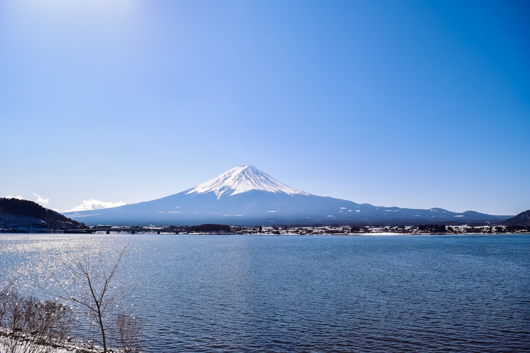 Lago Kawaguchi: Der Fuji im Wasser reflektiert - Distretto di Minamitsuru | Secret World Trip Planner