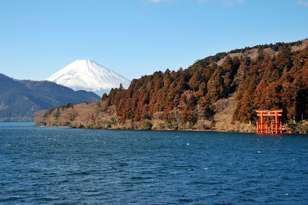 Lago Kawaguchi: Der Fuji im Wasser reflektiert - Distretto di Minamitsuru | Secret World Trip Planner