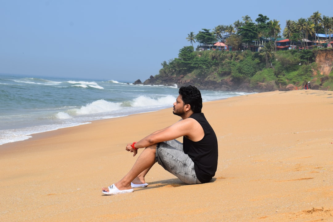 Varkala Beach: scogliere rosse e mare arabico - Varkala | Secret World Trip Planner