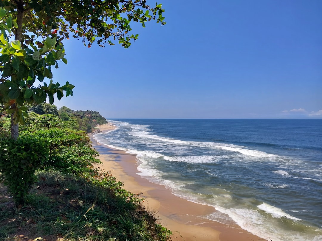 Varkala Strand: Rote Klippen und Arabisches Meer - Varkala | Secret World Trip Planner