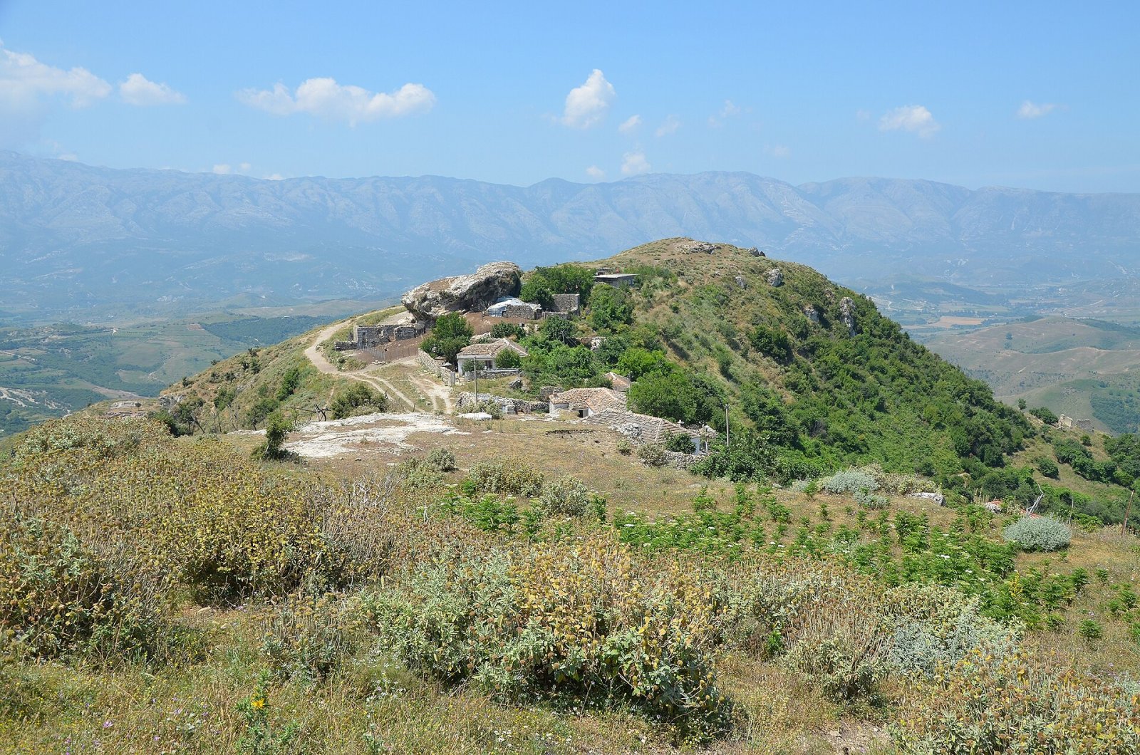 Amantia: Eine Reise in die Geschichte des antiken Albanien - Vajzë | Secret World Trip Planner