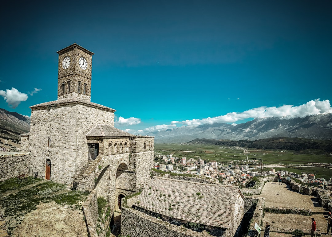 Der Uhrturm in Albanien: eine Reise durch die Zeit — Gjirokastër