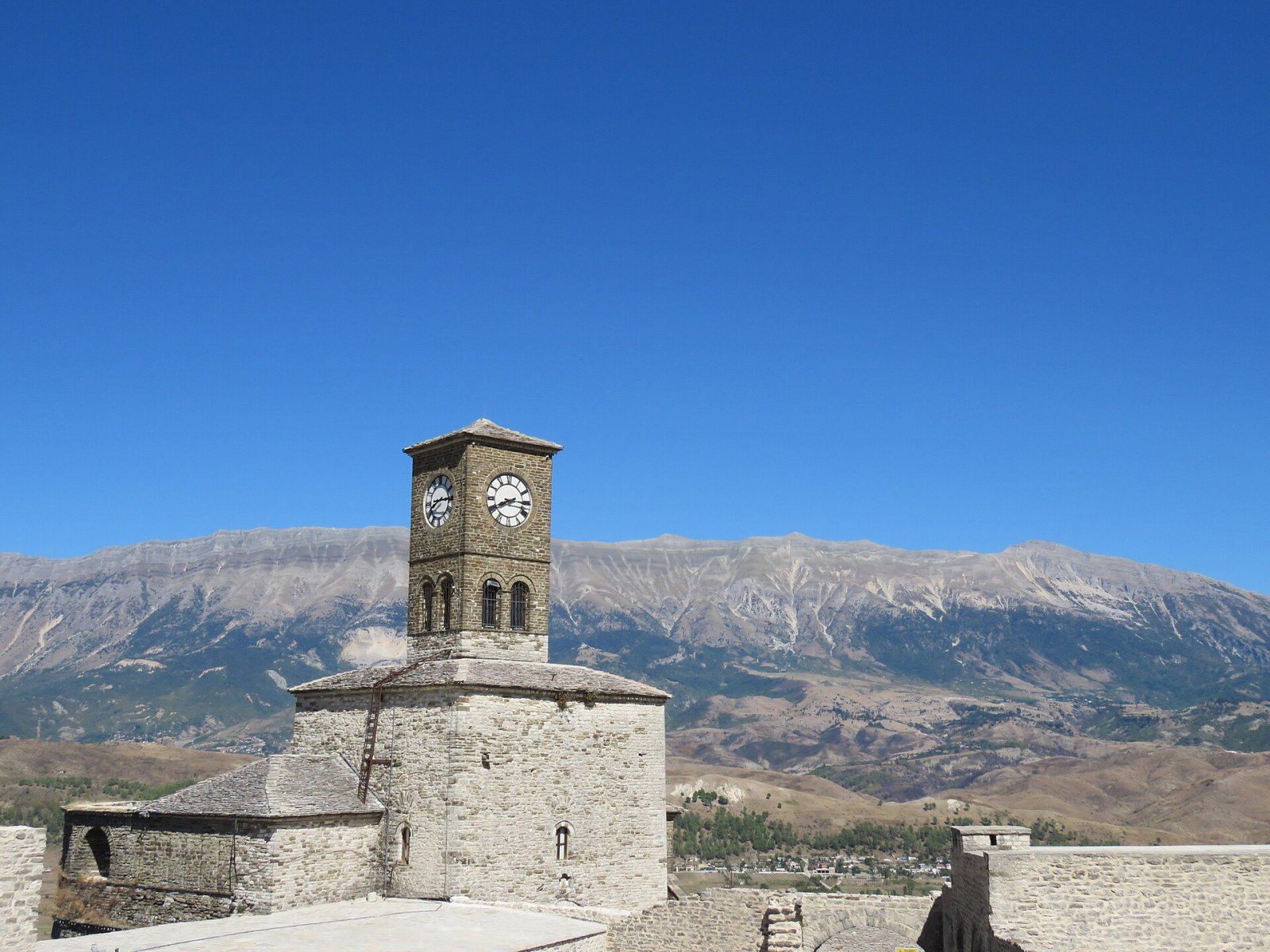 Der Uhrturm in Albanien: eine Reise durch die Zeit - Gjirokastër | Secret World Trip Planner