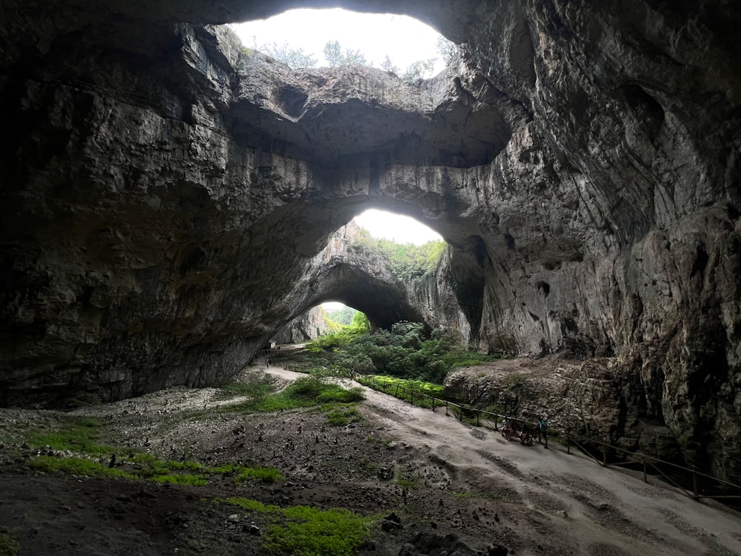 Grotta di Devetashka: luce e buio nel cuore della Bulgaria - 5555 Devetaki | Secret World Trip Planner