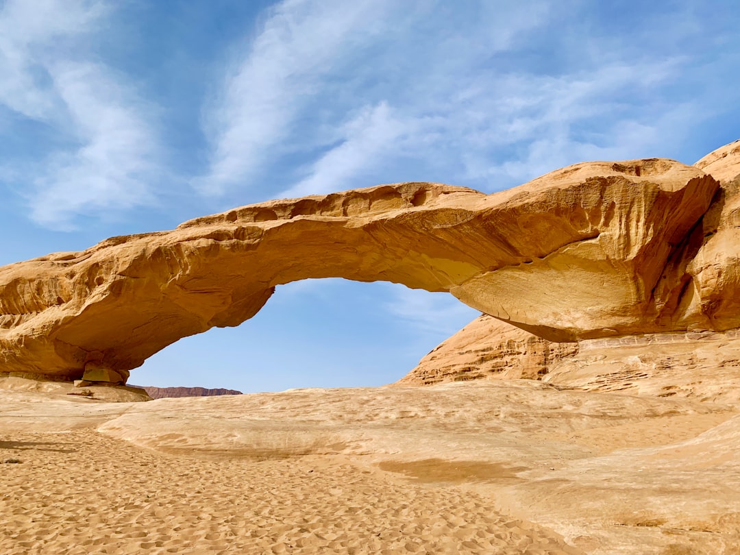 Um Frouth Rock Arch: Die Steinbrücke im Wadi Rum | Secret World Trip Planner