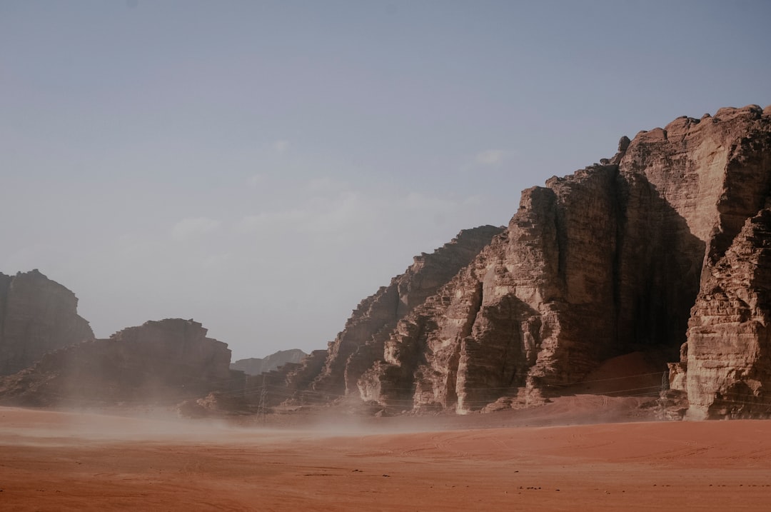 Um Frouth Rock Arch: Die Steinbrücke im Wadi Rum | Secret World Trip Planner