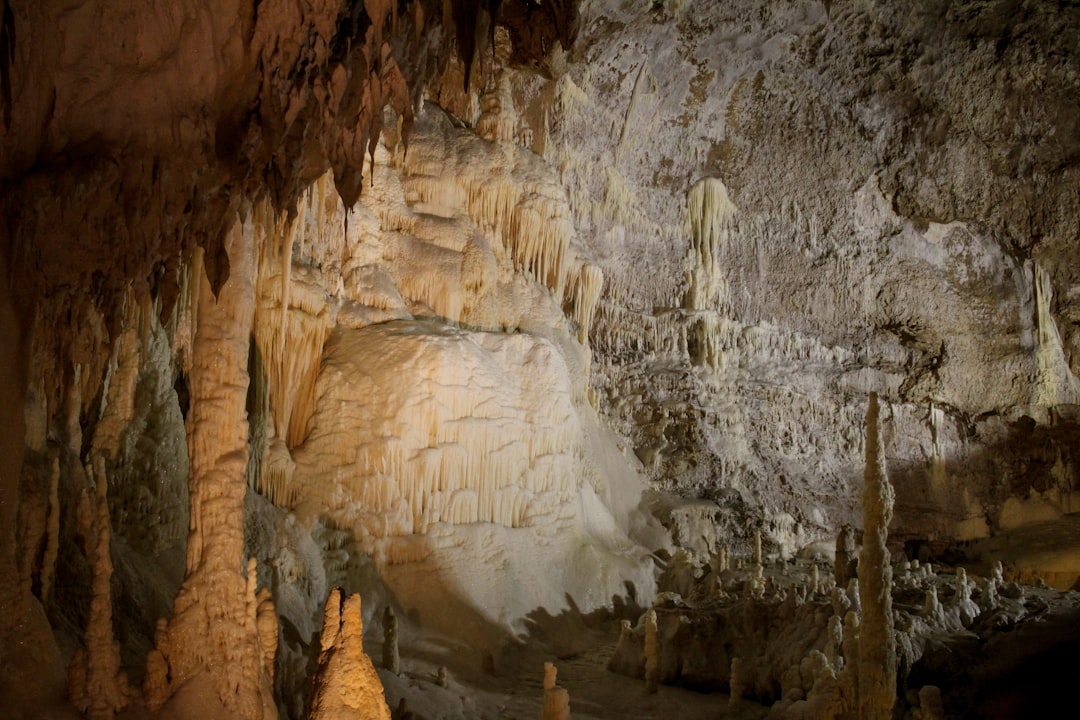 Grotte di Frasassi: un mondo sotterraneo nelle Marche — San Vittore delle Chiuse