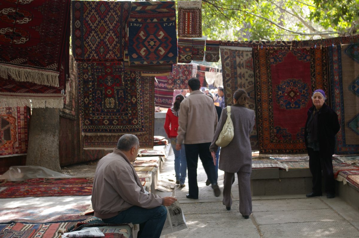 Vernissage Market di Yerevan: il mercato dell'anima armena - 3 Buzand St | Secret World Trip Planner