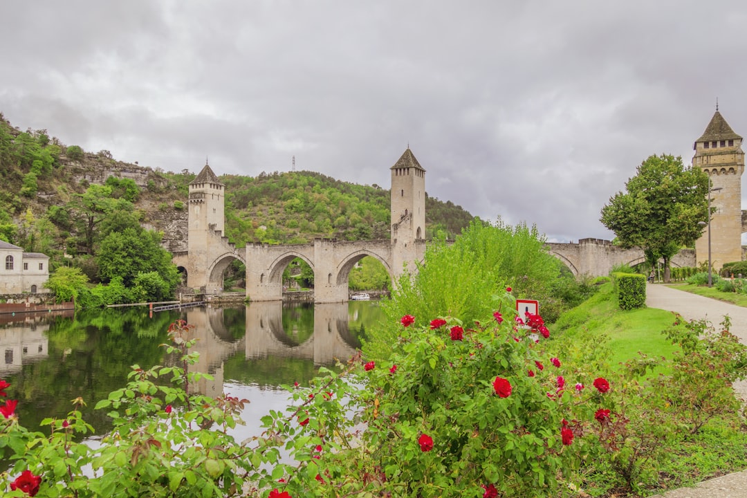 Ponte Valentré in Cahors: Festung am Fluss Lot - 46000 Cahors | Secret World Trip Planner
