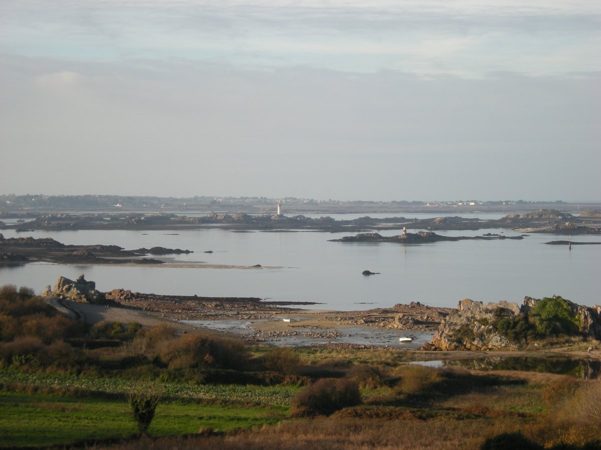 Phare de la Croix: Der rosa Leuchtturm von Lézardrieux — 22740 Lézardrieux