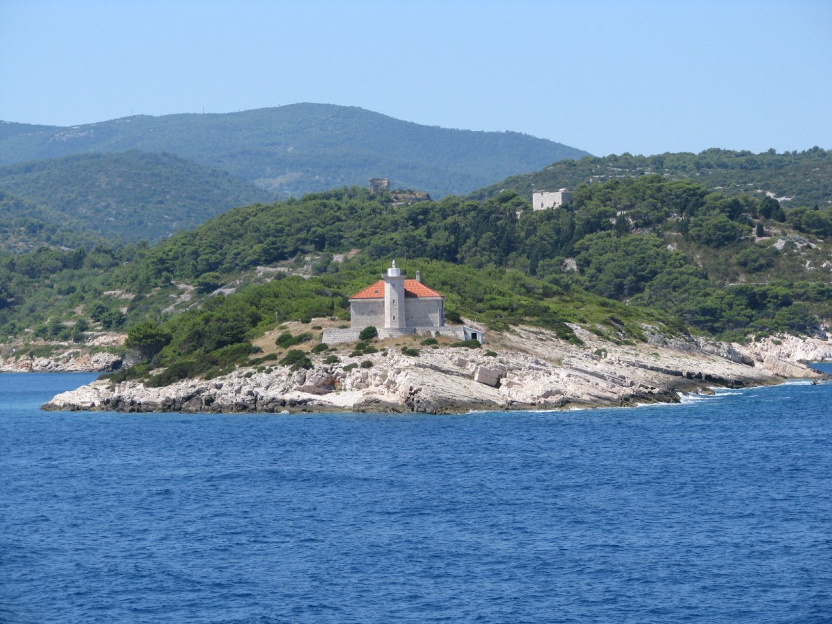 Faro di Host a Vis: isolamento e luce sul mare croato — 21480
