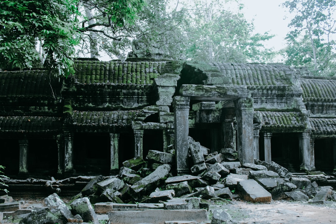 Angkor Wat bei Sonnenaufgang: Türme in Nebel und Reflexionen — Wat Po