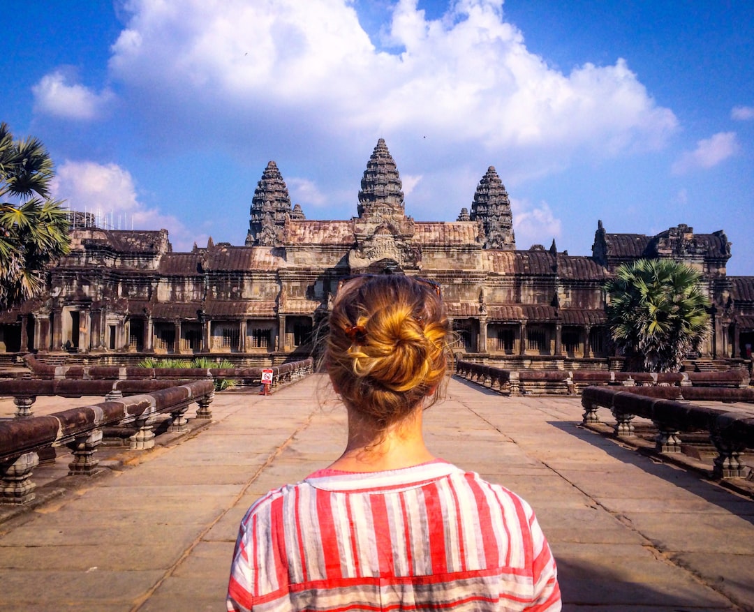 Angkor Wat bei Sonnenaufgang: Türme in Nebel und Reflexionen - Wat Po | Secret World Trip Planner